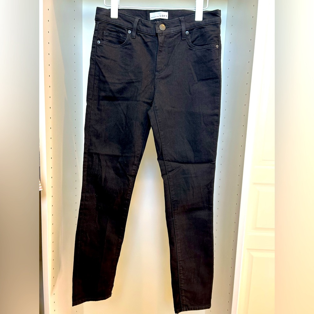 Loft women’s black jeans. Size 4/27 waist. Like new ! Never worn